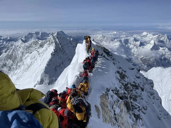 Everest Crowd